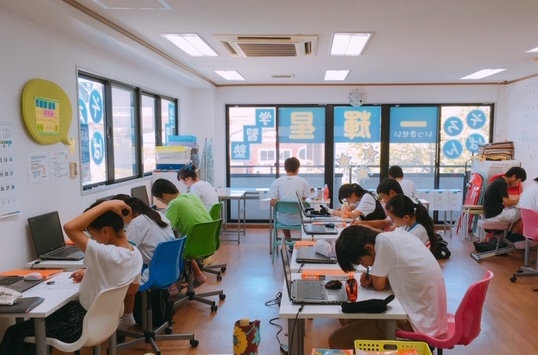 静かで明るい教室